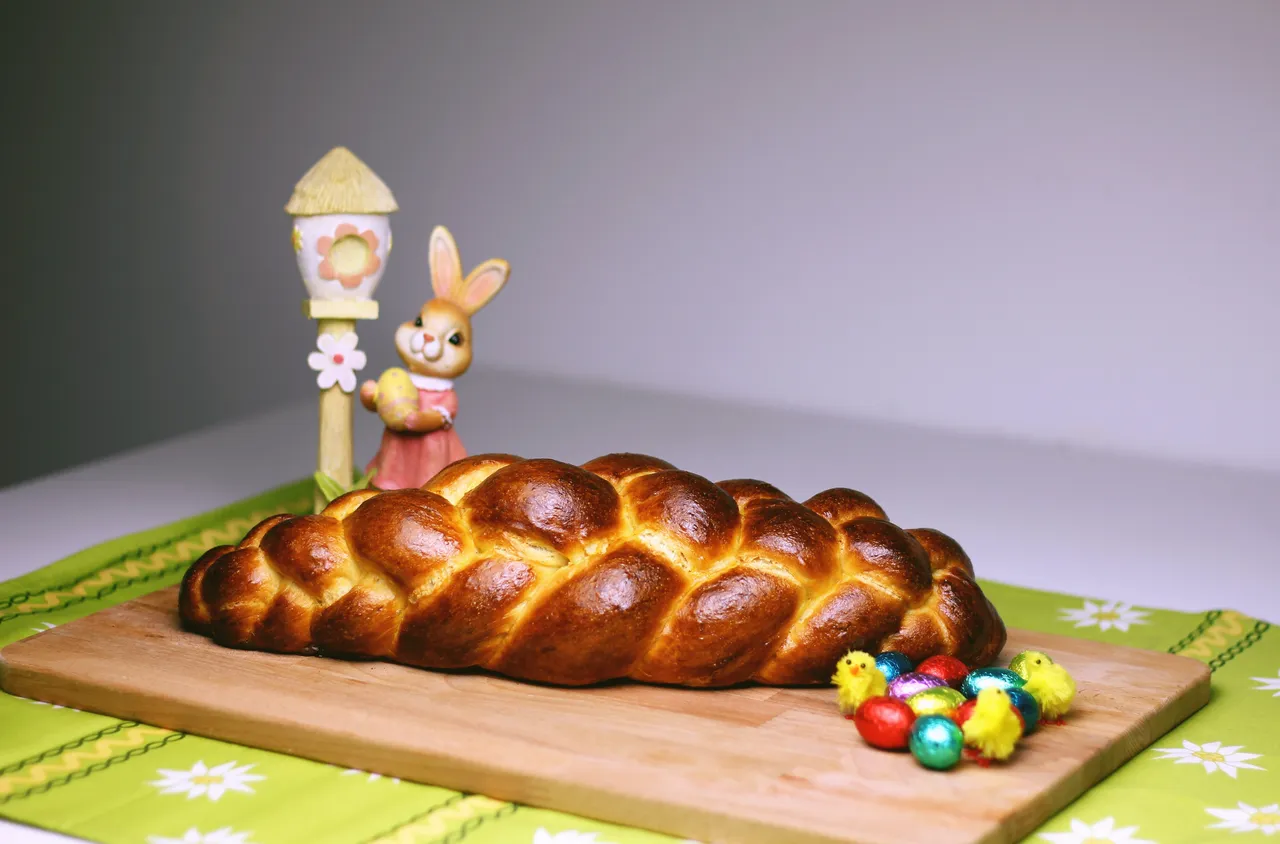 Символиката на яйцето, козунака и празничната трапеза на Великден