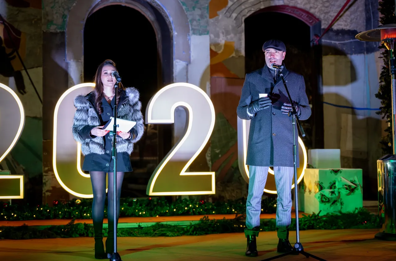 Кюстендилци и гости на града посрещнаха Новата 2026 година с голямо празнично хоро