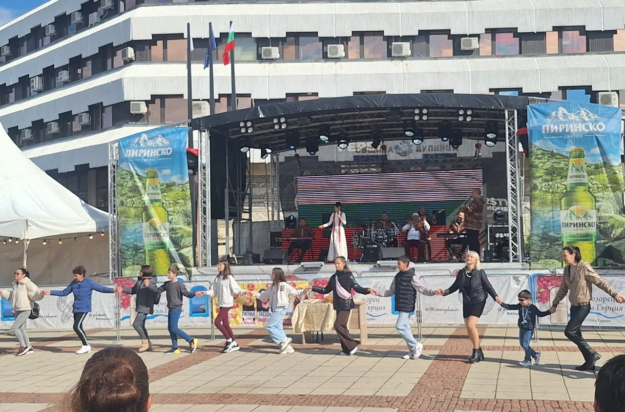 Хоро се изви на пл. "Свобода" за Деня на Дупница