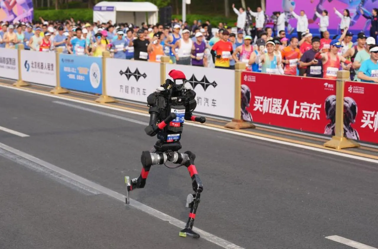 Хуманоиден робот надбяга хората на полумаратон в Пекин 