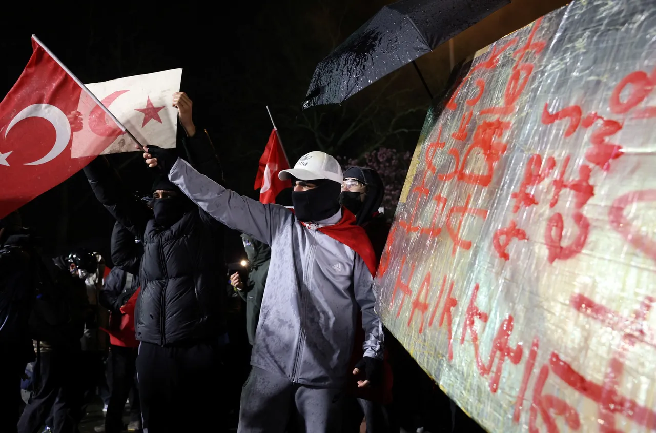 Пета нощ на ожесточени сблъсъци и протести в Истанбул