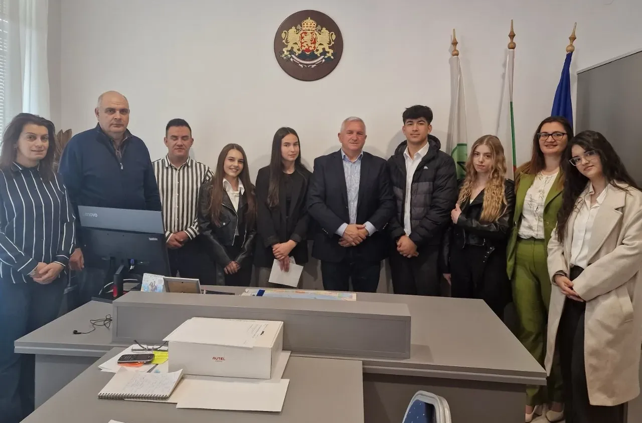 Десетокласници от Вълкосел станаха "Кмет за един ден" в Сатовча