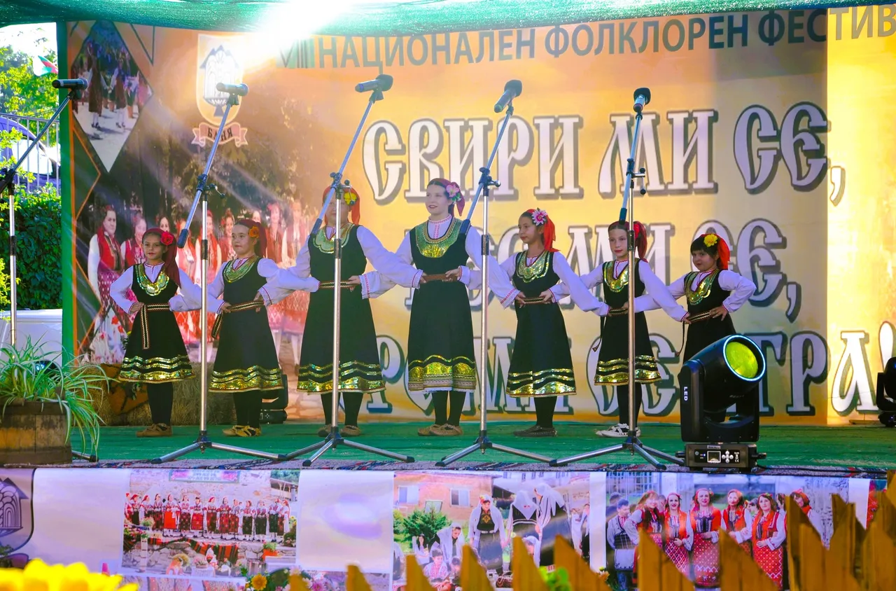 С пъстро шествие започна Осмият национален фолклорен фестивал в Баня