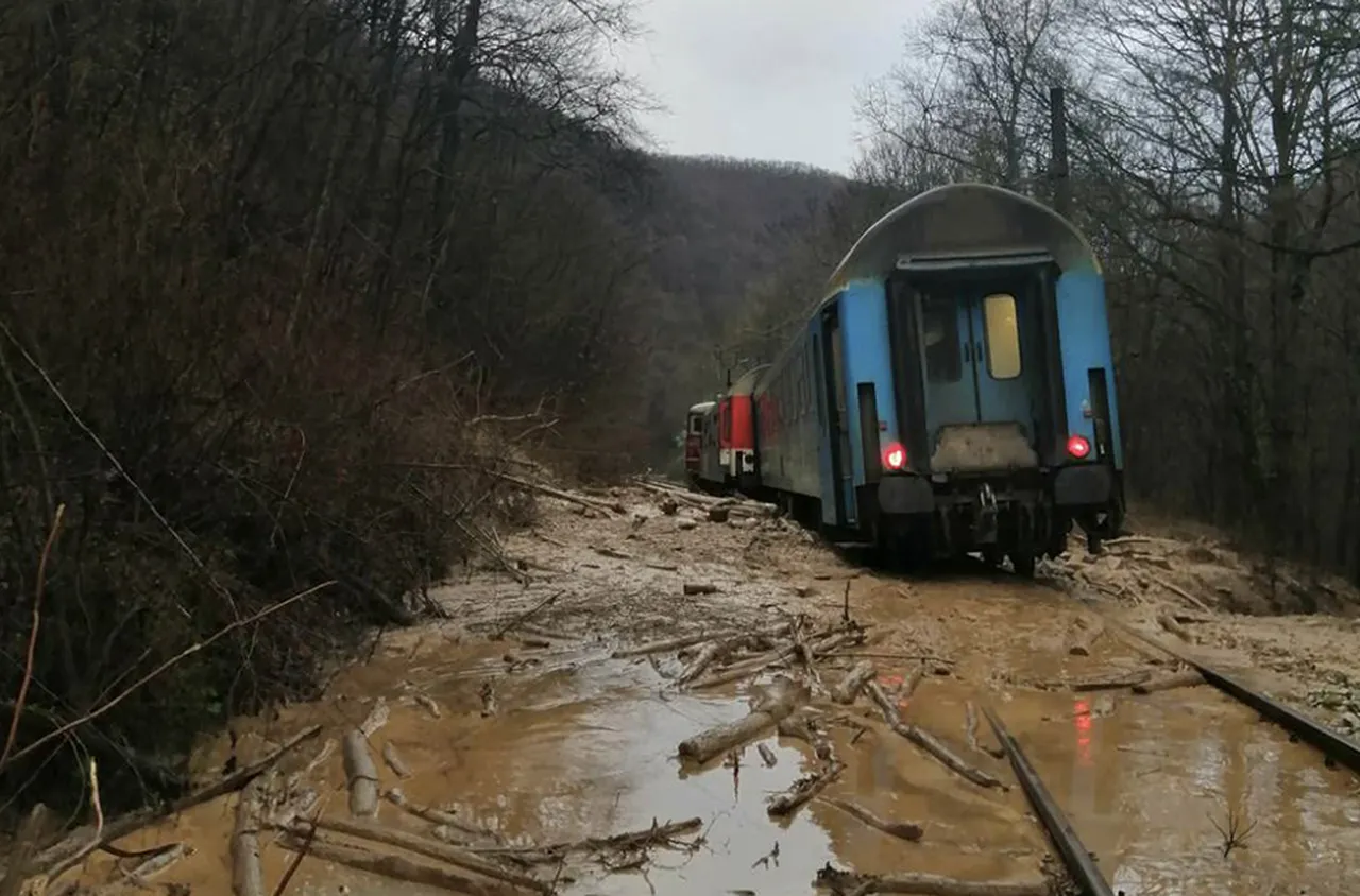 Срутени скали причиниха инцидент с влак за Стара Загора