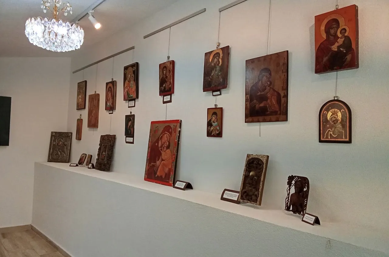 Изложба на икони на Света Богородица откриха в Къща музей "Ванга"