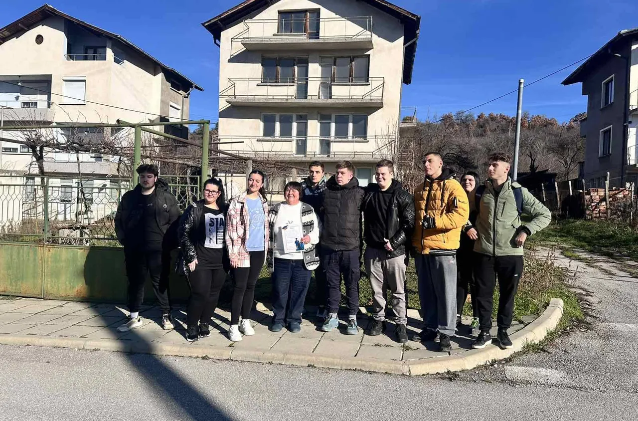 Абитуриенти от Бобов дол поканиха своята първа учителка на бала