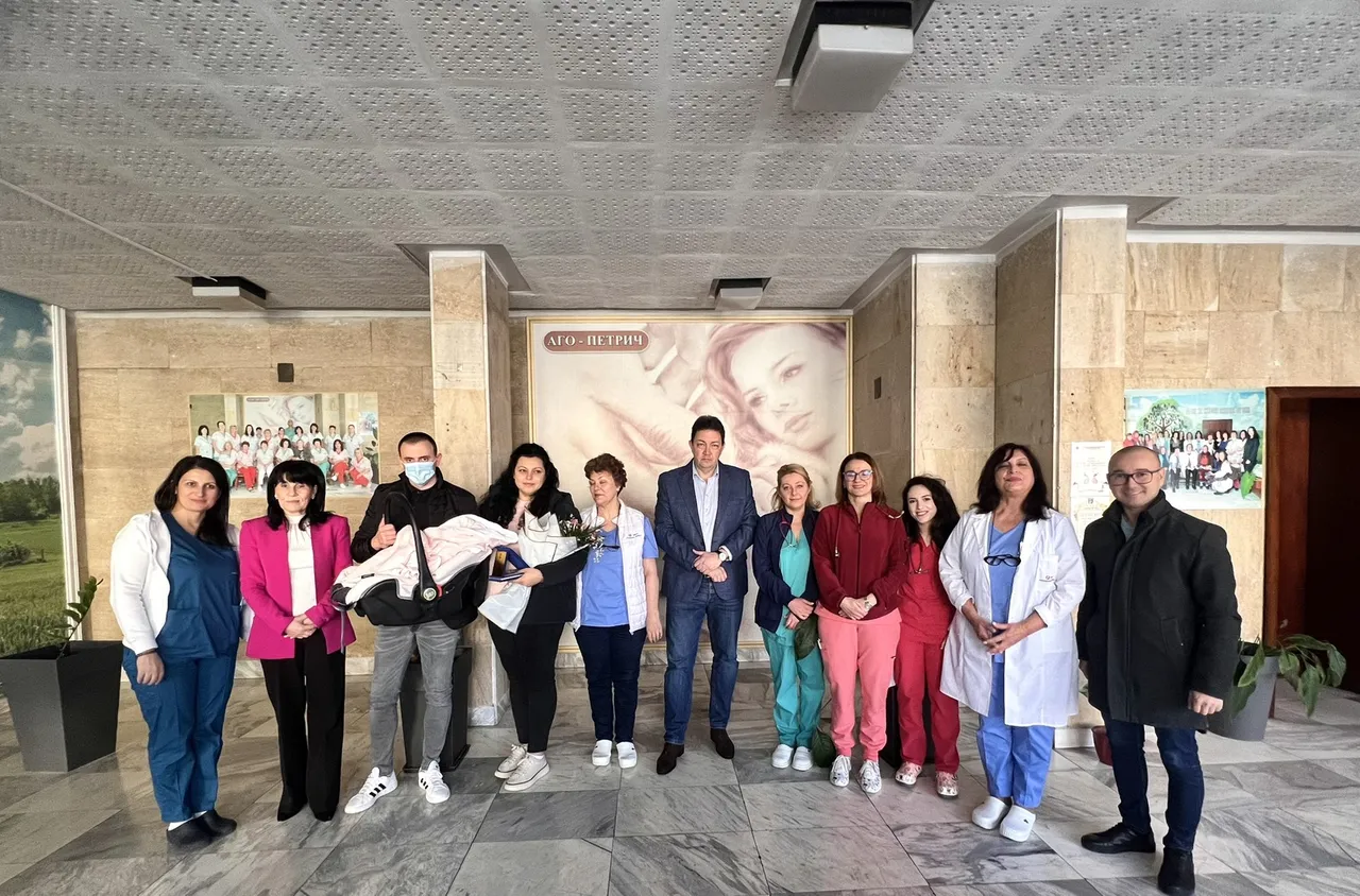 Община Петрич връчи плакети на последното за миналата и първото за тази година бебе