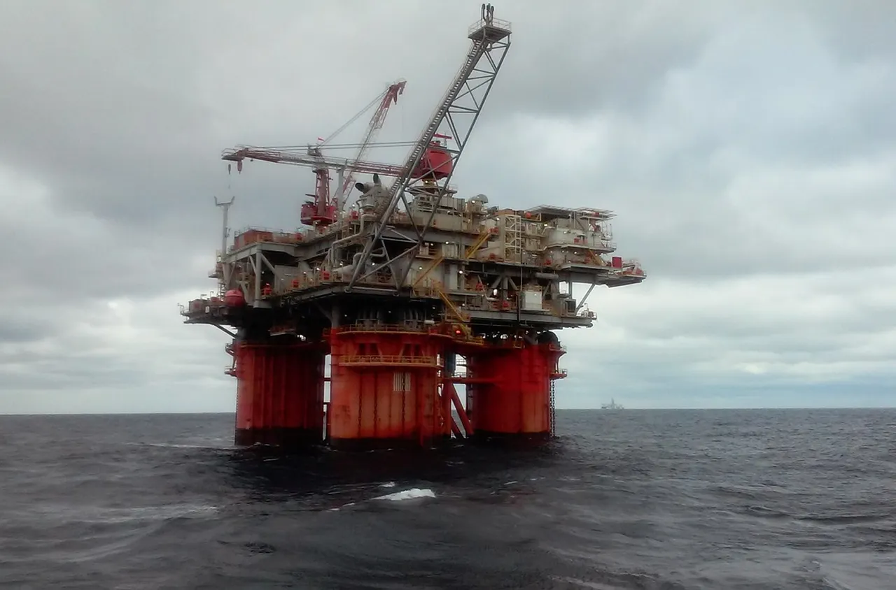 Продължава борбата с петролния разлив в Черно море