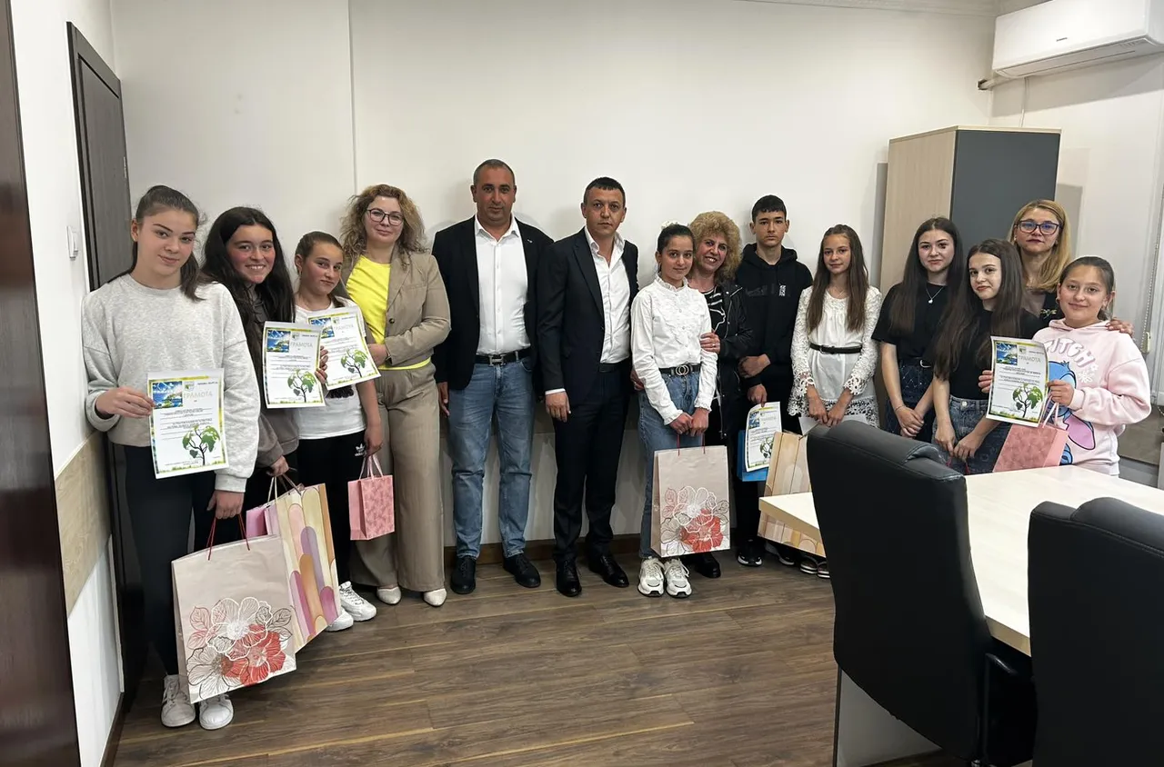 Кметът на община Якоруда награди участници в детски конкурс
