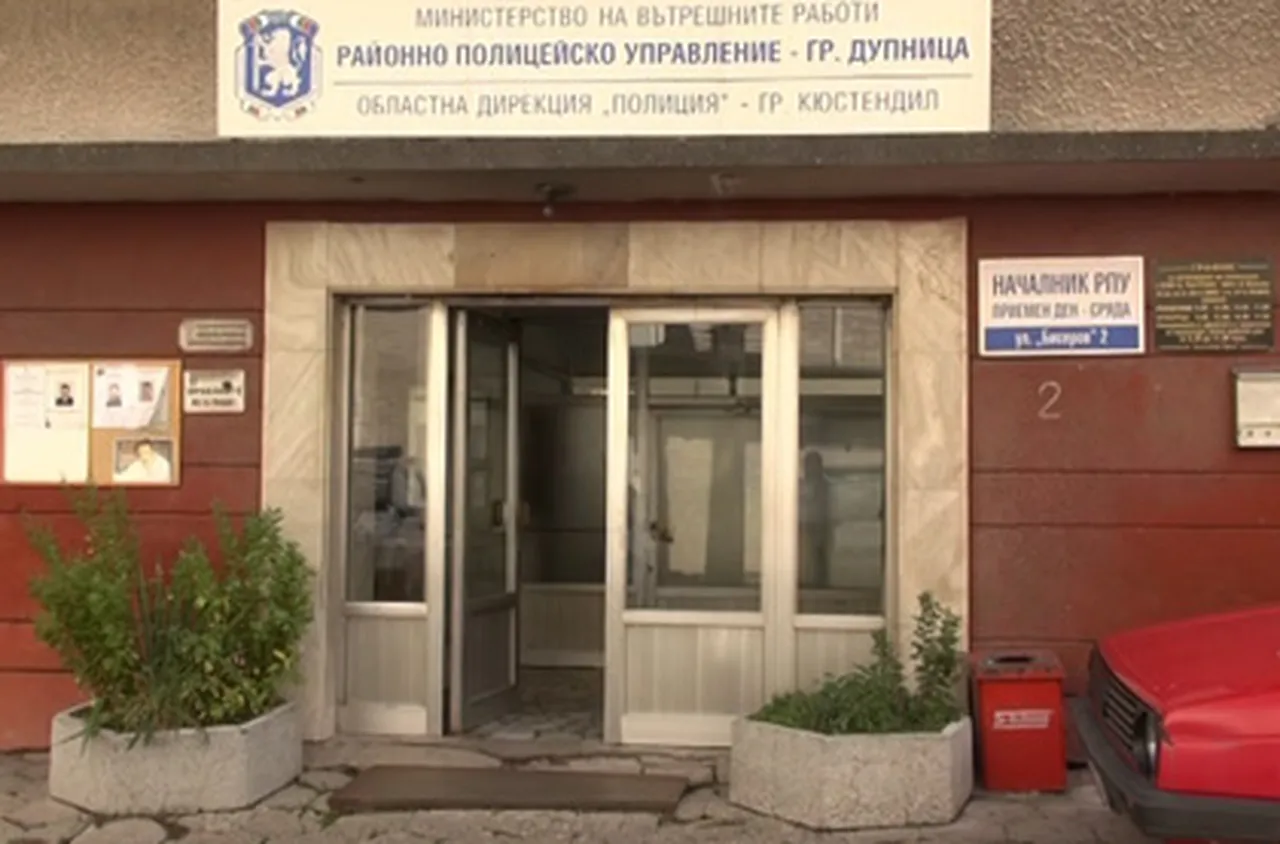 След взрива пред полицията в Дупница: Мотивите остават неясни