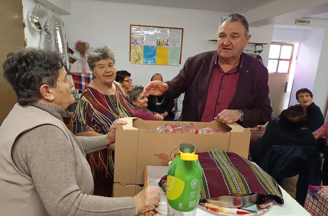 Кметът на Сапарева баня зарадва хората с увреждания с великденски козунаци